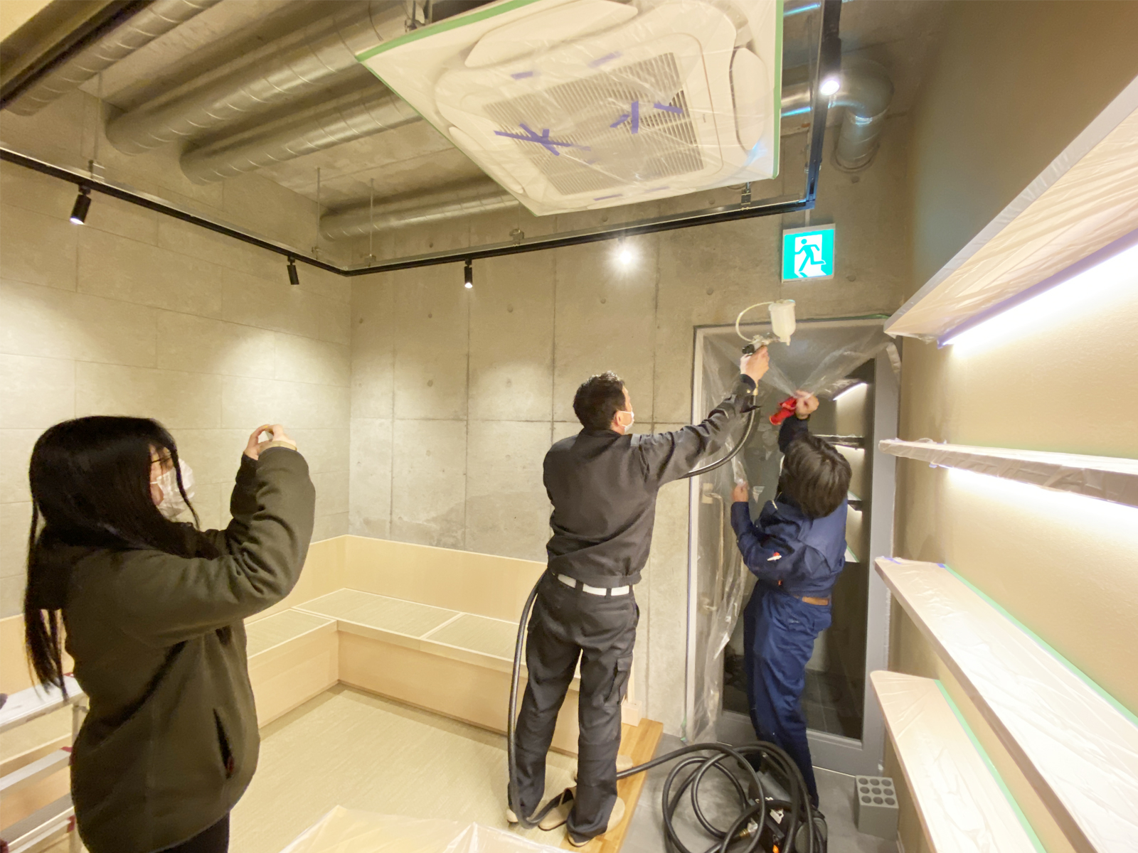 Photocatalyst coating in a spa
